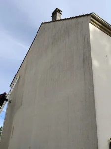 Comment prevenir et traiter les algues rouges sur les facades NET TOITURE1 | NET TOITURE 77 | Votre spécialiste de la couverture de toit 77 et de la rénovation 77 en Seine-et-Marne