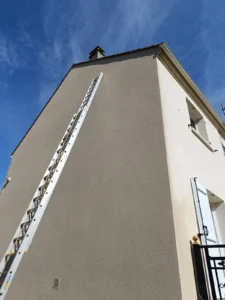 Comment prevenir et traiter les algues rouges sur les facades NET TOITURE3 | NET TOITURE 77 | Votre spécialiste de la couverture de toit 77 et de la rénovation 77 en Seine-et-Marne